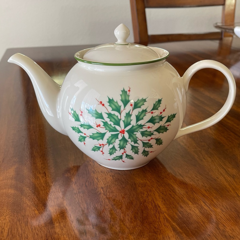 LENOX 40oz Holiday Teapot NWT